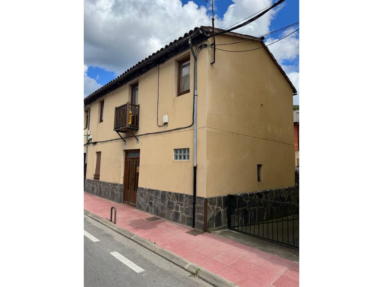 Casa cantonera al centre del poble - Image 1