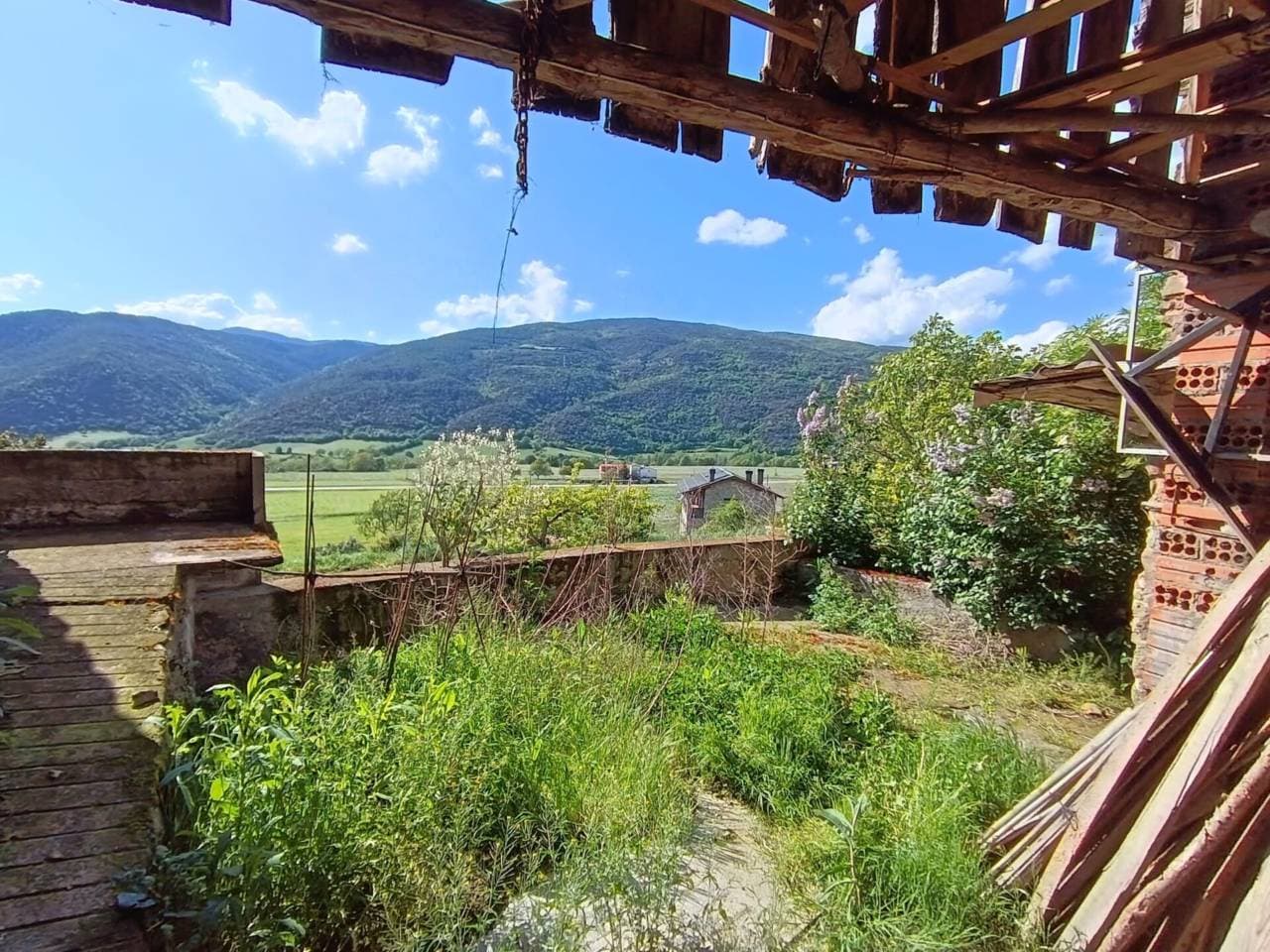 Casa de poble en venda al centre del Pla de Sant Tirs - Image 1