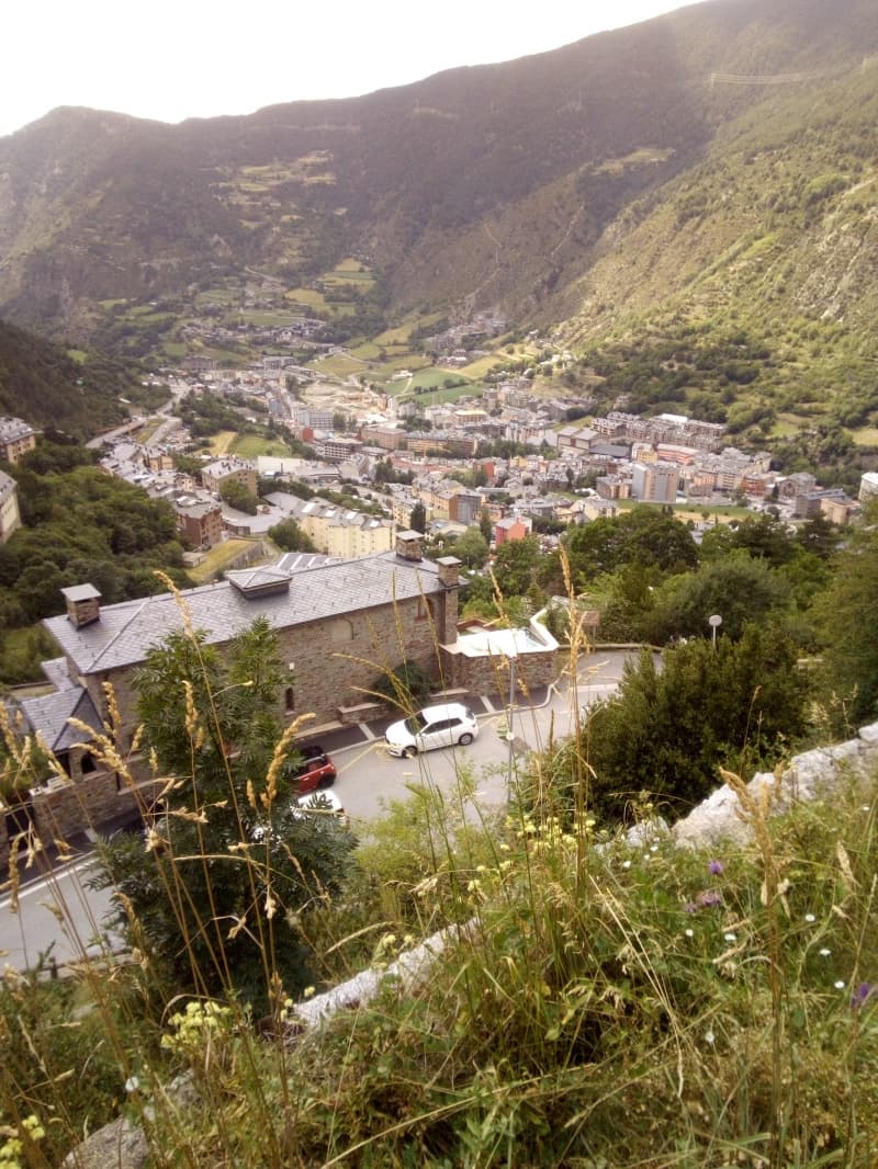 Venda de parcel·la de 1850m2 - Image 1