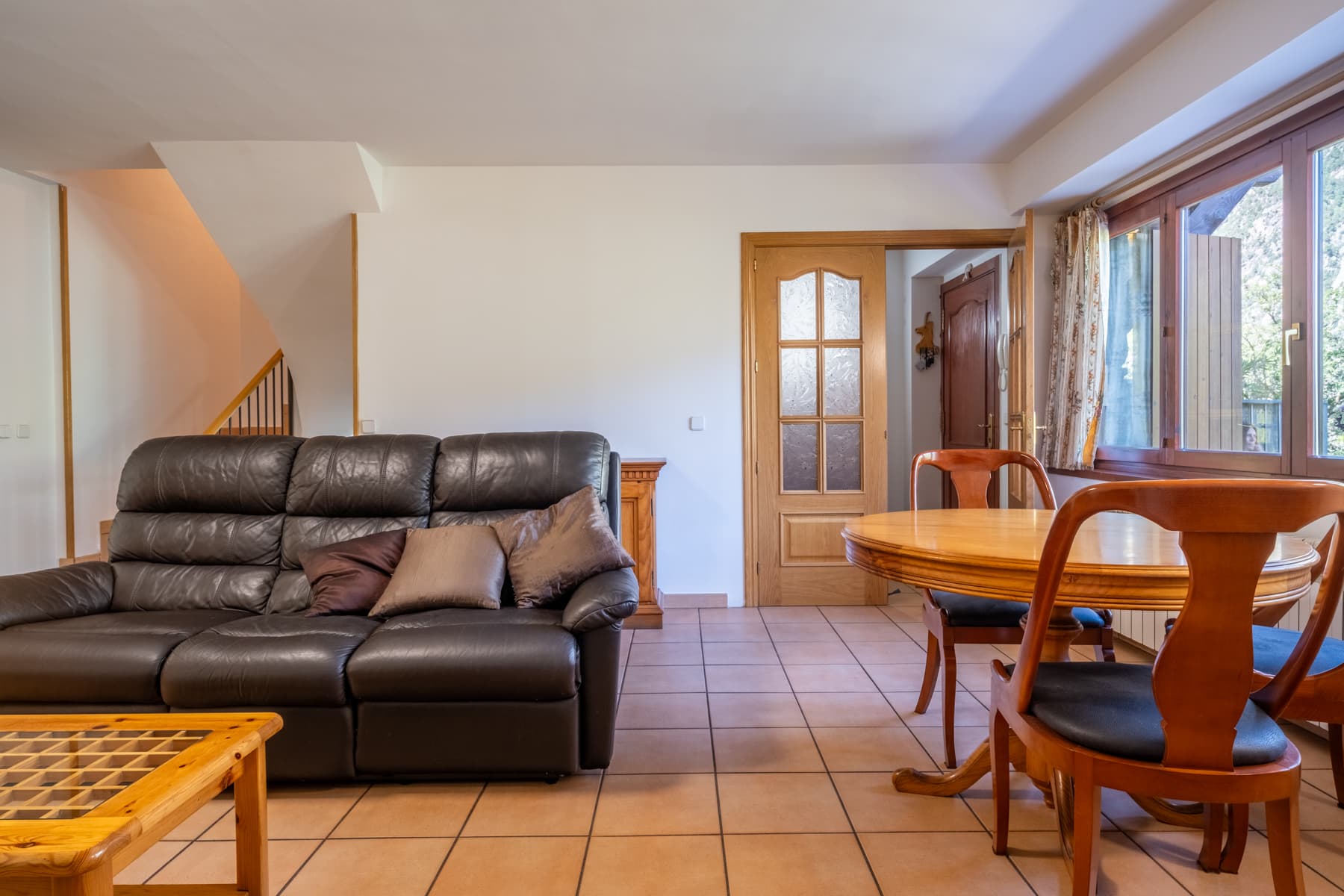 ADOSSADA + JARDÍ + TERRASSA + BOX PER A 3 COTXES - Thumbnail 3