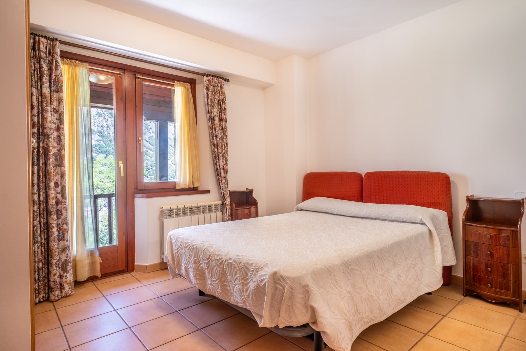 ADOSSADA + JARDÍ + TERRASSA + BOX PER A 3 COTXES - Thumbnail 7