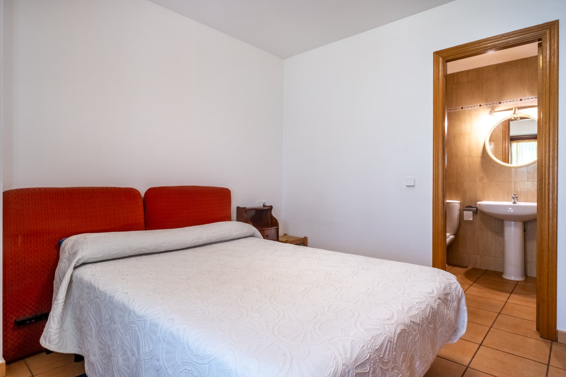 ADOSSADA + JARDÍ + TERRASSA + BOX PER A 3 COTXES - Thumbnail 8