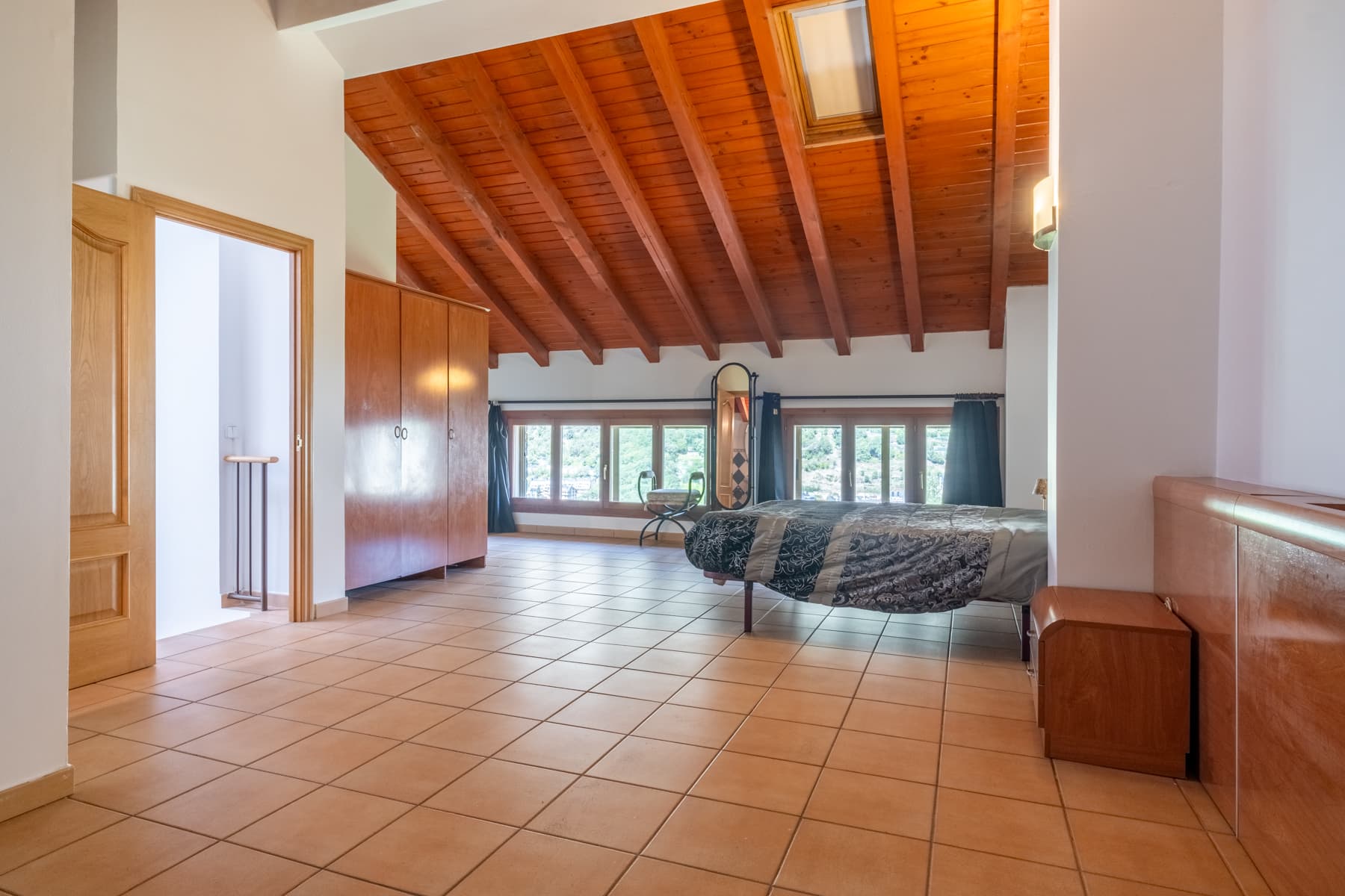 ADOSSADA + JARDÍ + TERRASSA + BOX PER A 3 COTXES - Thumbnail 12