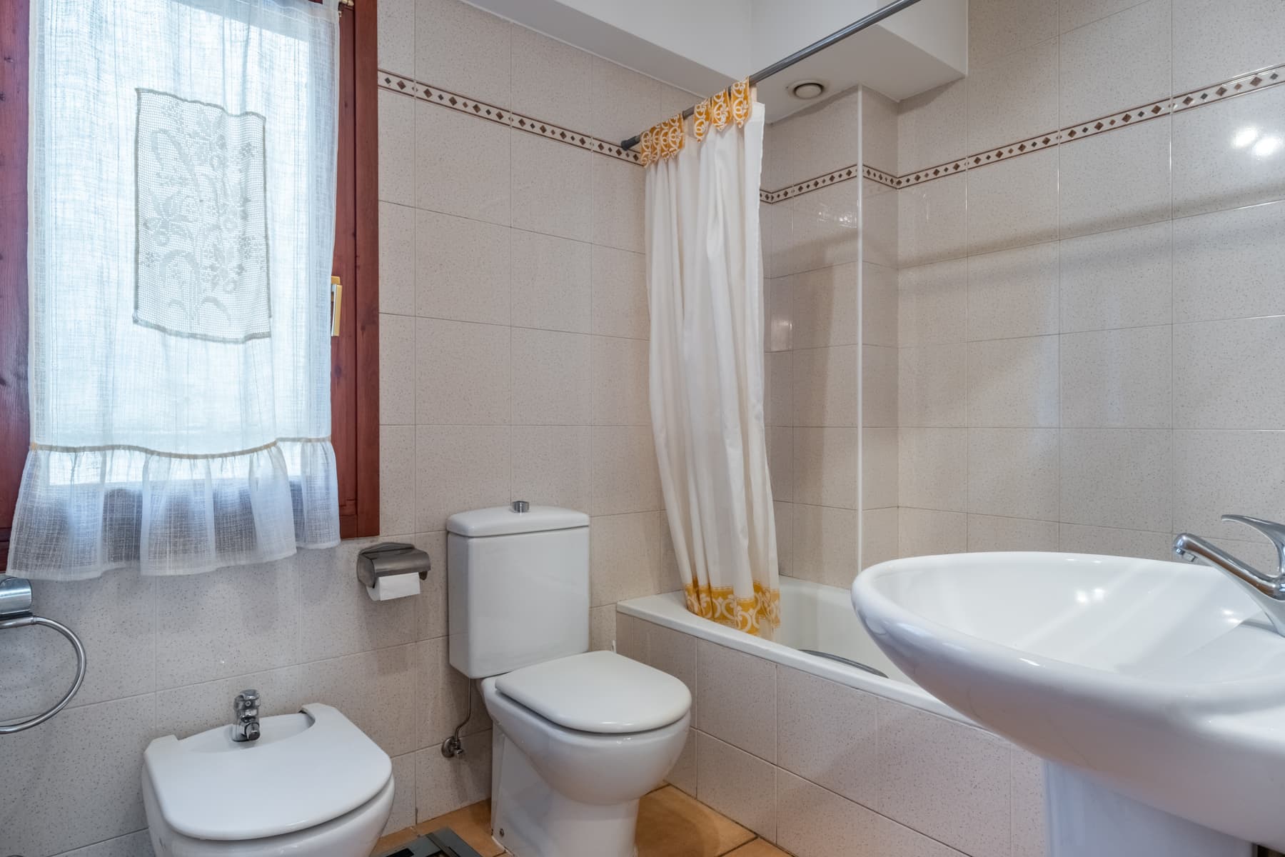 ADOSSADA + JARDÍ + TERRASSA + BOX PER A 3 COTXES - Thumbnail 24