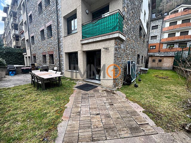 En ven fantàstic pis a la Cortinada, amb una sup - Image 1