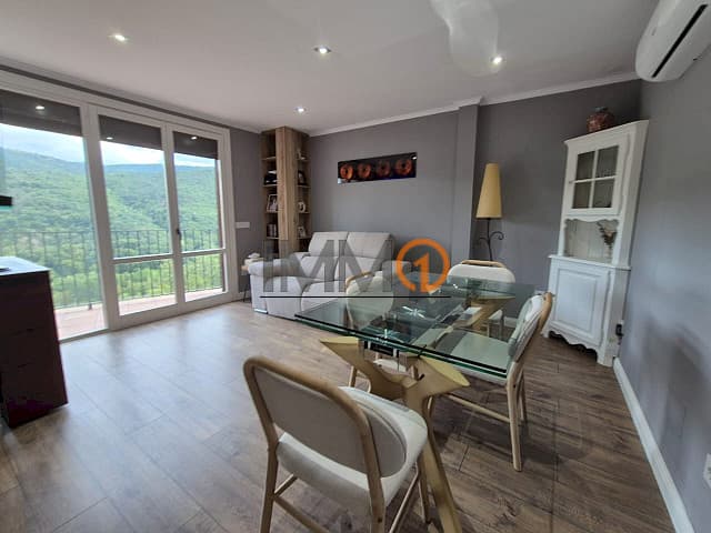 En venda bonic pis reformat a Montferrer – Cast - Thumbnail 3