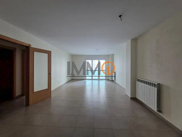 En venda pis a Santa Coloma, que conta amb una su - Image 1