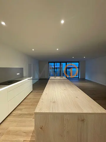 Es lloga fantàstic pis nou en ple centre d'Esca - Thumbnail 3