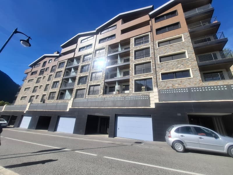 ES VEN PIS EXCLUSIU A ENCAMP AMB DOS APARCAMENTS I TRASTER - Image 1