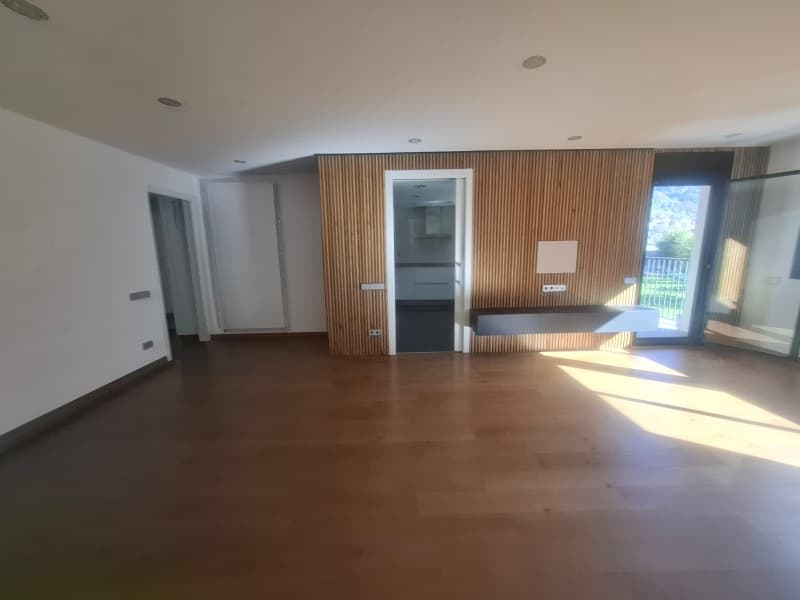 ES VEN PIS EXCLUSIU A ENCAMP AMB DOS APARCAMENTS I TRASTER - Thumbnail 4