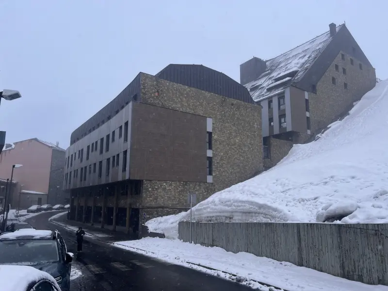 ES LLOGA PLAÇA D'APARCAMENT MOLT GRAN - Thumbnail 2