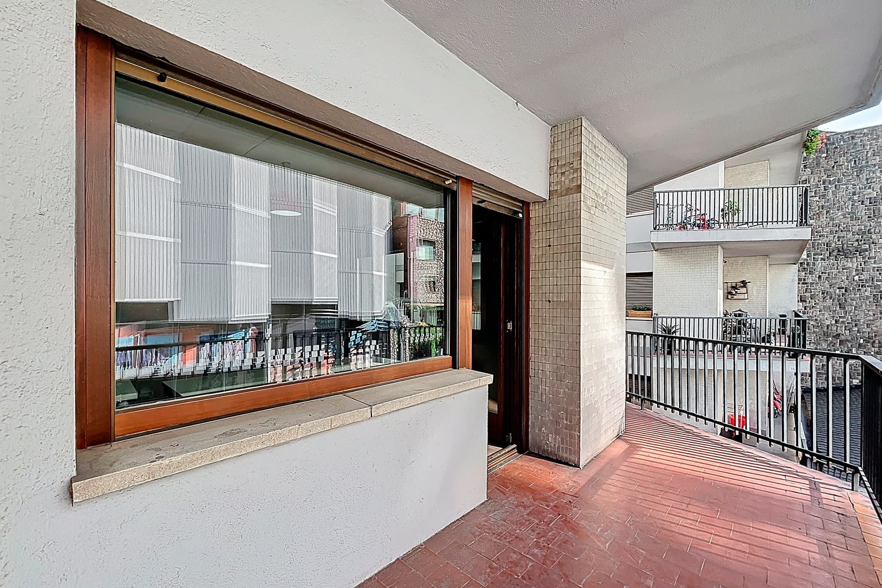 Situat en el cor vibrant del Centre Comercial d'A - Thumbnail 6