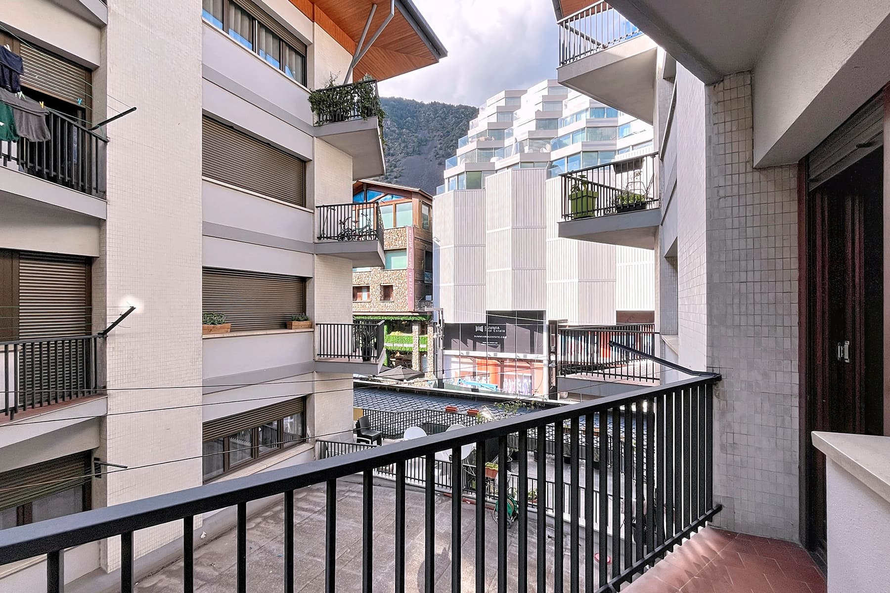 Situat en el cor vibrant del Centre Comercial d'A - Thumbnail 12