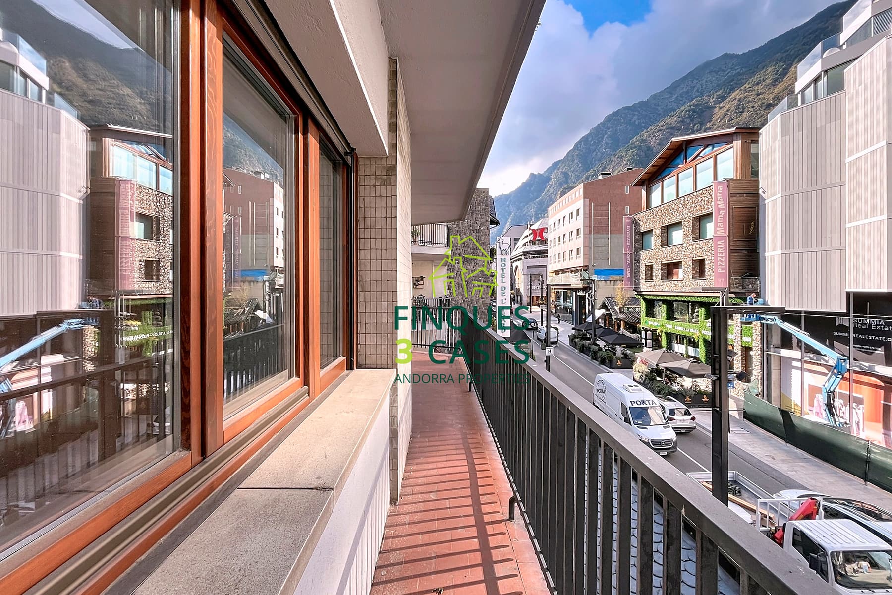 Situat en el cor vibrant del Centre Comercial d'A - Image 1