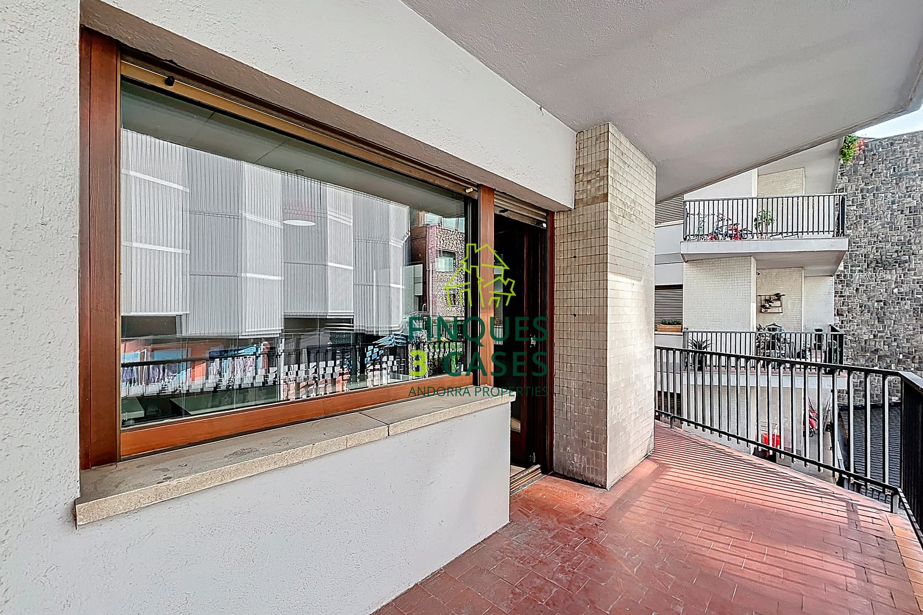 Situat en el cor vibrant del Centre Comercial d'A - Thumbnail 6