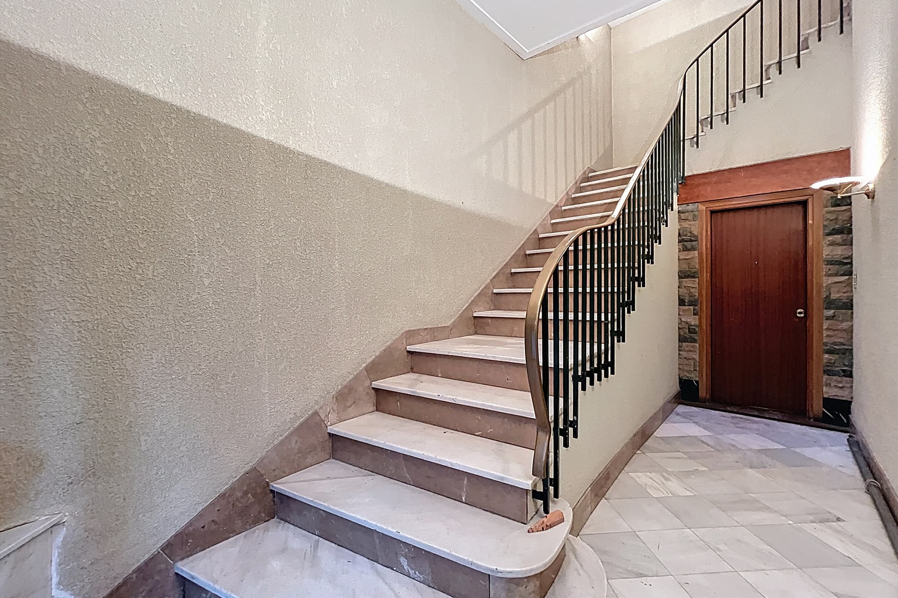 Presentem aquest exclusiu i emblemàtic edifici re - Thumbnail 2