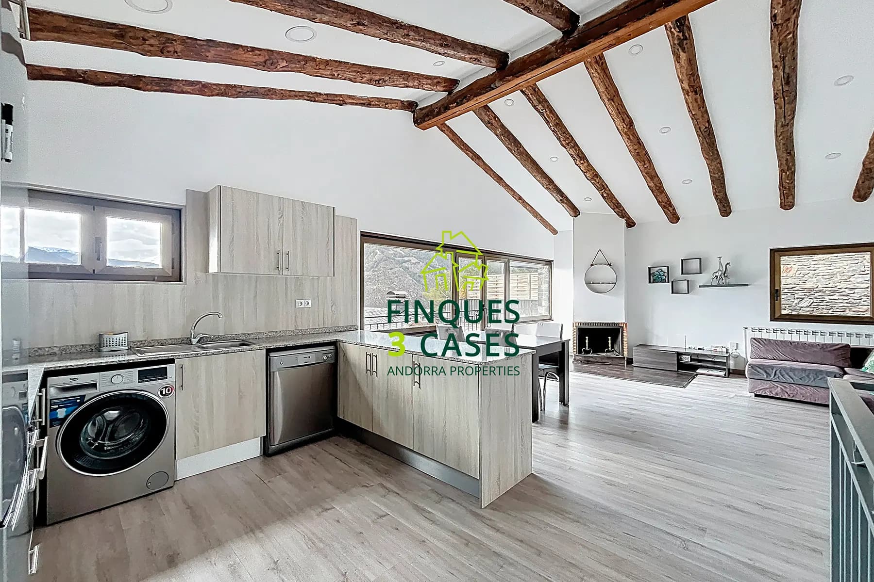 Aquesta propietat es troba en una urbanització mo - Image 1