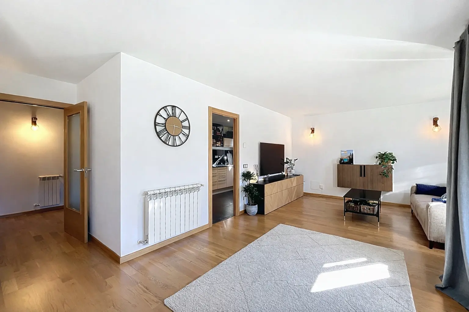 Aquest atractiu apartament en planta baixa es trob - Thumbnail 2