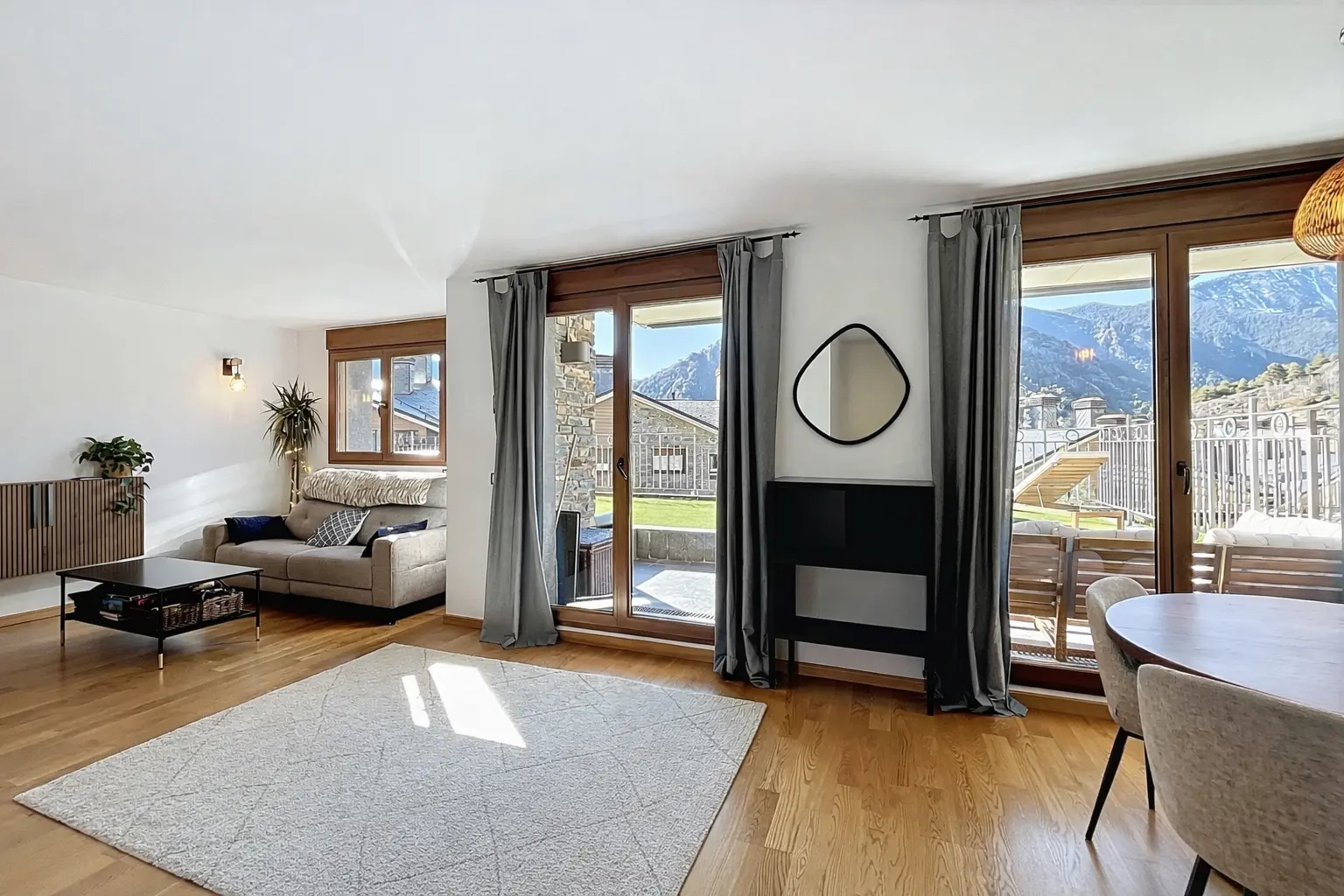 Aquest atractiu apartament en planta baixa es trob - Thumbnail 4