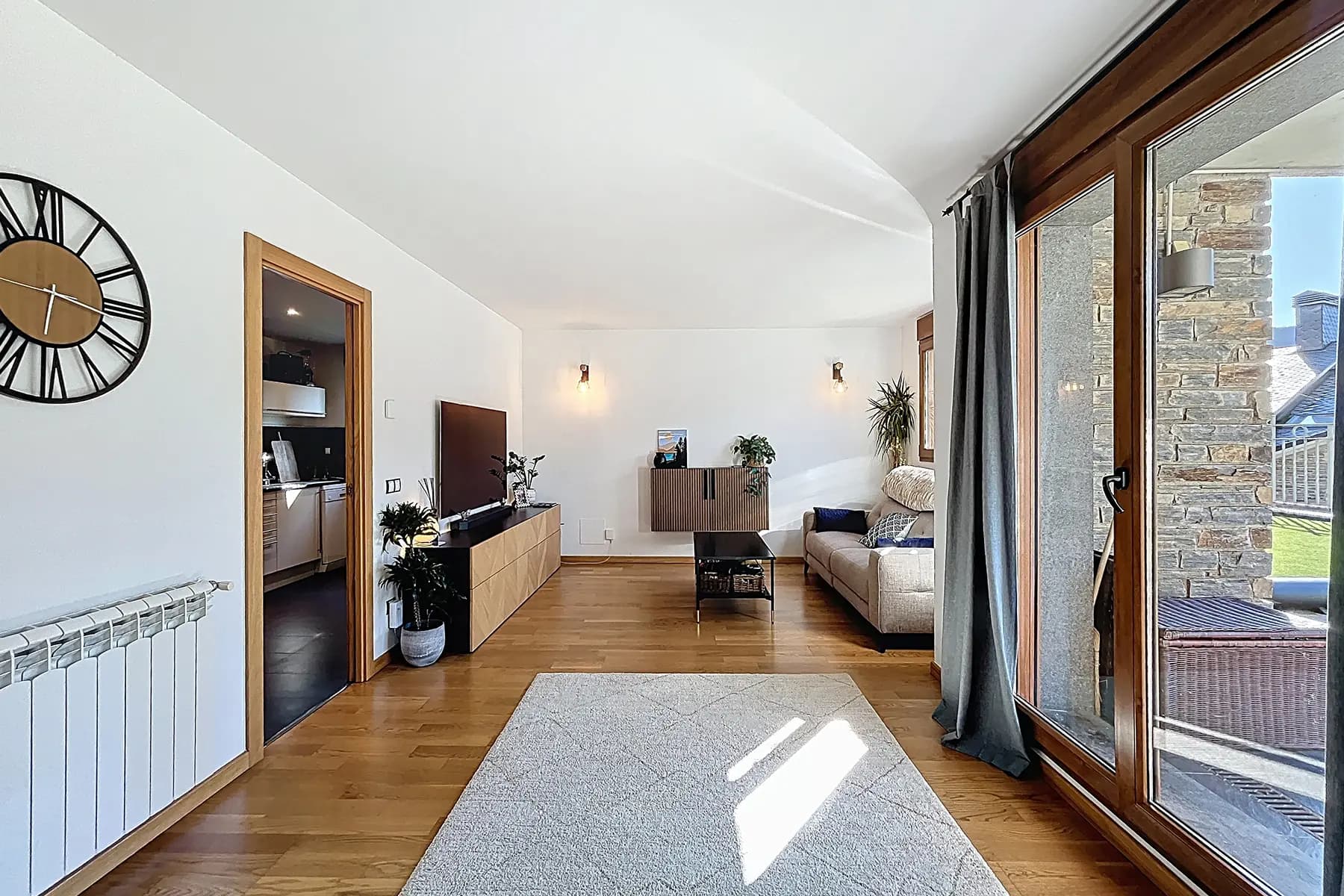 Aquest atractiu apartament en planta baixa es trob - Thumbnail 3