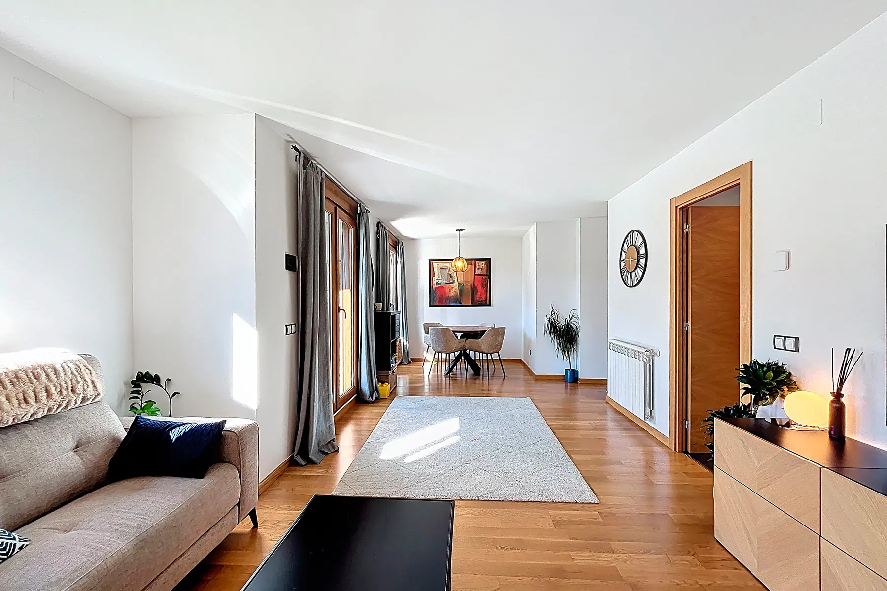 Aquest atractiu apartament en planta baixa es trob - Thumbnail 6