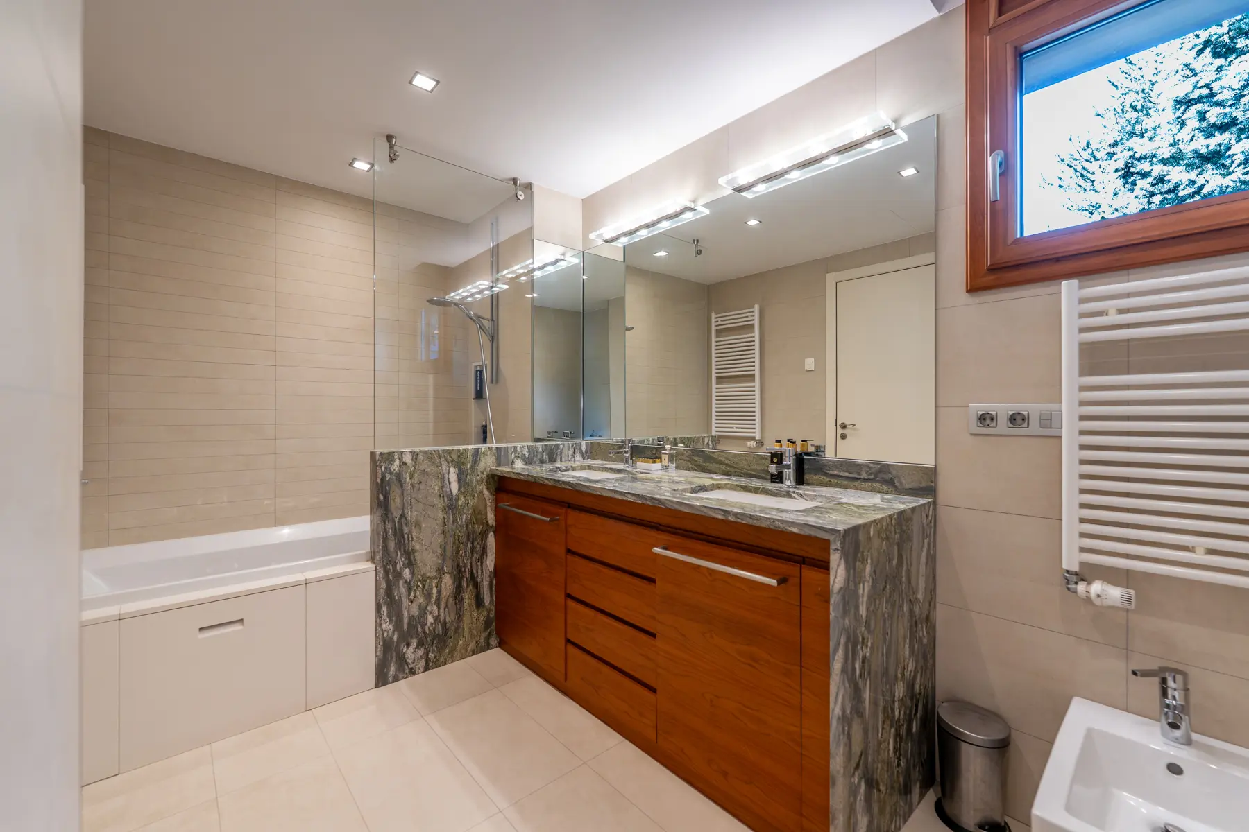 Aquest exclusiu i luxós pis, situat a la prestigi - Thumbnail 21