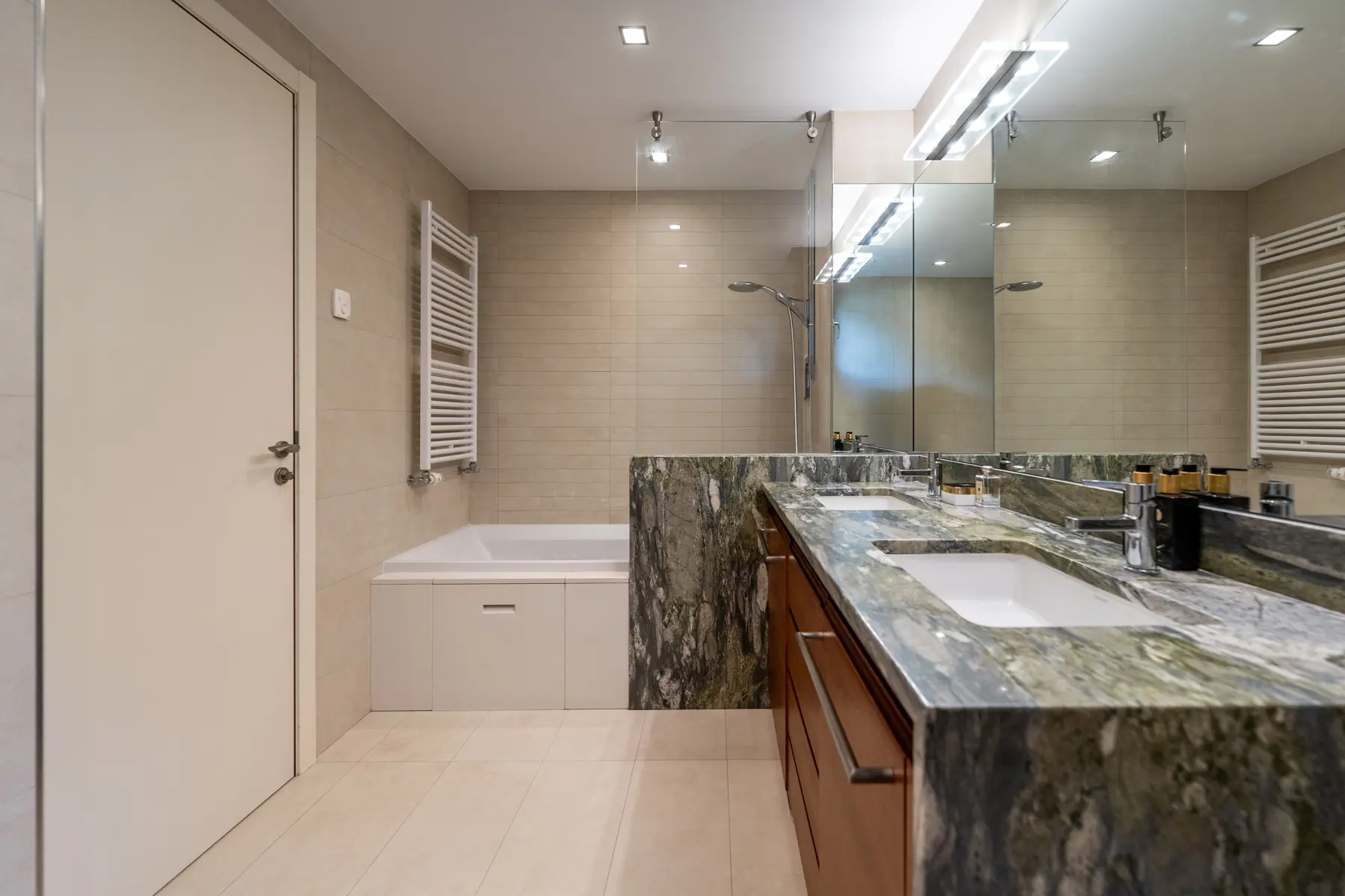 Aquest exclusiu i luxós pis, situat a la prestigi - Thumbnail 22