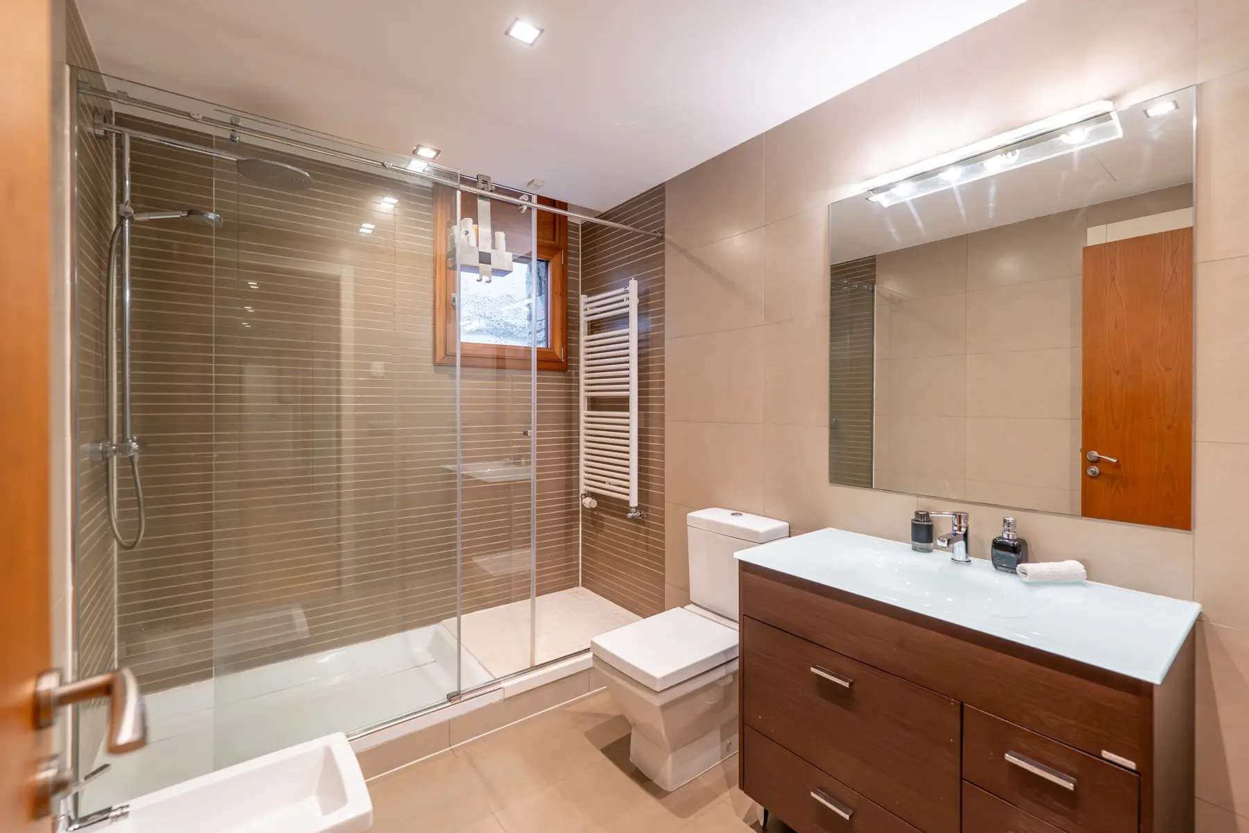 Aquest exclusiu i luxós pis, situat a la prestigi - Thumbnail 23