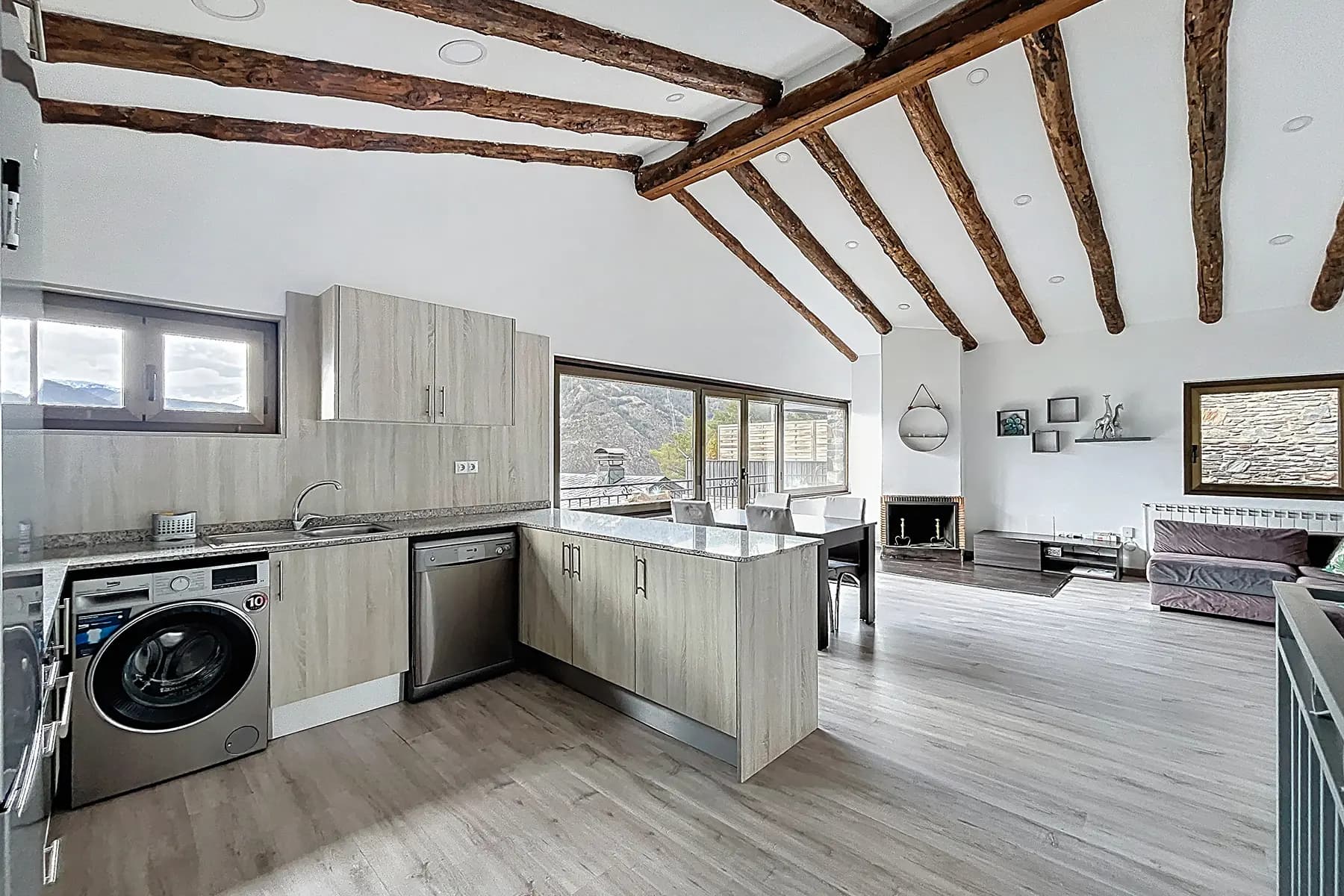 Aquesta propietat es troba en una urbanització mo - Thumbnail 2