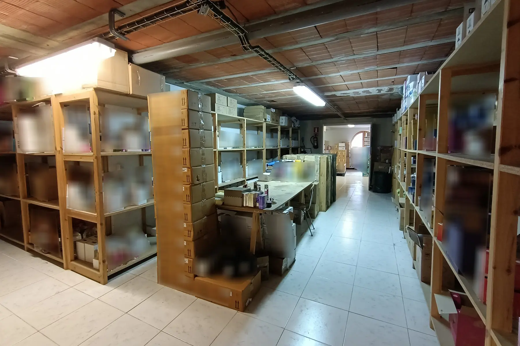Aquest local comercial de 215,50 m² en venda es t - Image 1