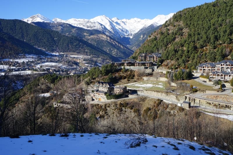 Terreny amb llicències aprovades per fer el xalet dels teus somnis ! - Image 1