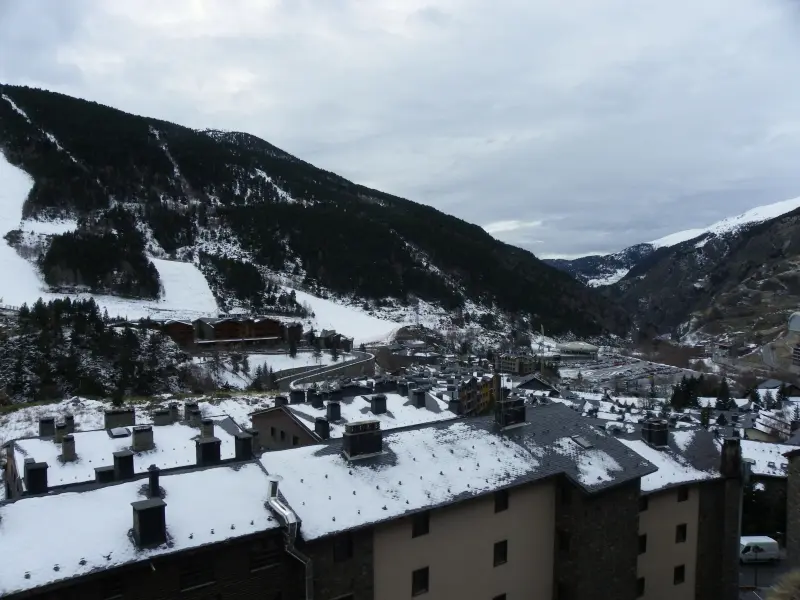 Apartamento rústico reformado en pleno centro de El Tarter - Thumbnail 2