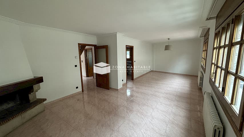 Descobreix aquest ampli àtic dúplex en lloguer al cor de la ciutat de la massana - Image 1