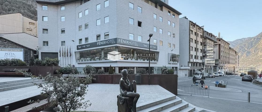 Local amb aparcament i excel·lent ubicació al centre d’Escaldes - Thumbnail 2