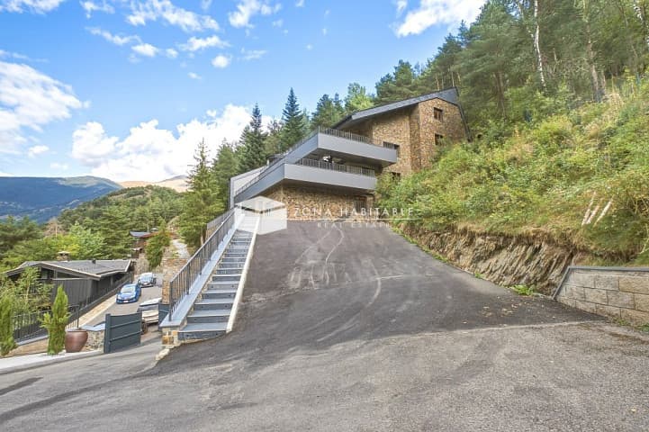 Exclusiu xalet de luxe amb piscina interior, spa i espectaculars terrasses a la Massana - Image 1