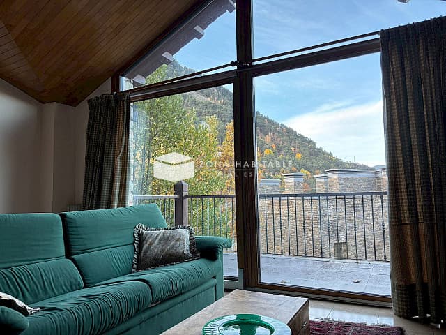 Àtic-Duplex en Lloguer: Naturalesa i Comoditat a 5 Minuts del Centre - Image 1