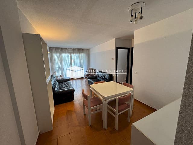 Pis ampli de 4 habitacions amb pàrquing i traster a Teravella - Image 1