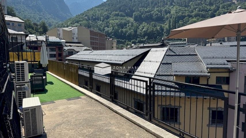 Magatzem pràctic i lluminós al centre d’Escaldes amb aparcament - Image 1