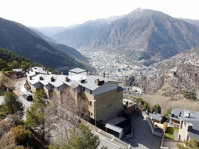 Casa adossada en venda, reformada amb ascensor, jardí privat i 4 habitacions - Image 1