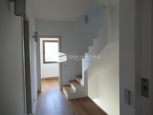 Casa adossada en venda, reformada amb ascensor, jardí privat i 4 habitacions - Thumbnail 4