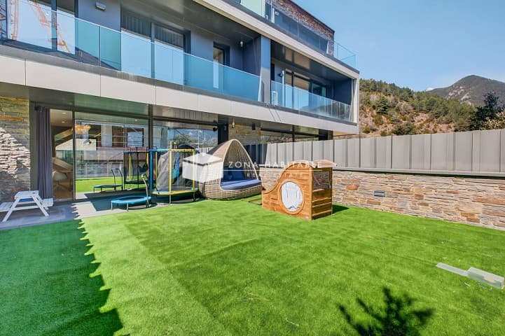 Casa amb jardí i terrasses a Escàs – espai, llum i confort en estat pur