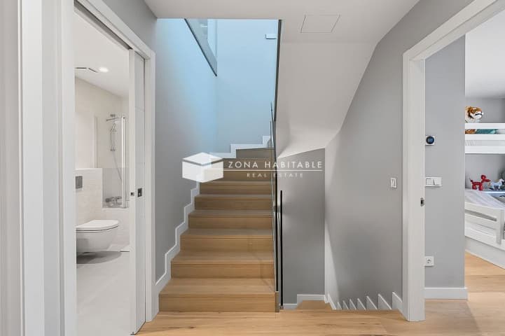 Casa amb jardí i terrasses a Escàs – espai, llum i confort en estat pur - Thumbnail 13