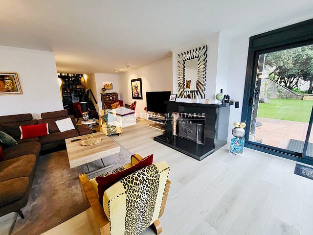 Xalet d’excepció en venda amb 859 m² construïts, parcel·la total de 1.620 m², ascensor, spa, jardí i orientació sud - Thumbnail 3