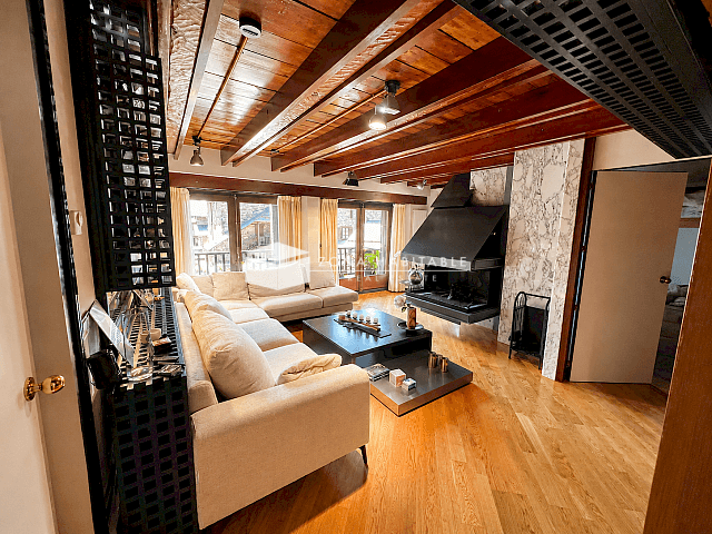 Casa adossada exclusiva en venda a Ordino, amb 201 m², 4 dormitoris, terrassa, xemeneia i vistes espectaculars - Thumbnail 2